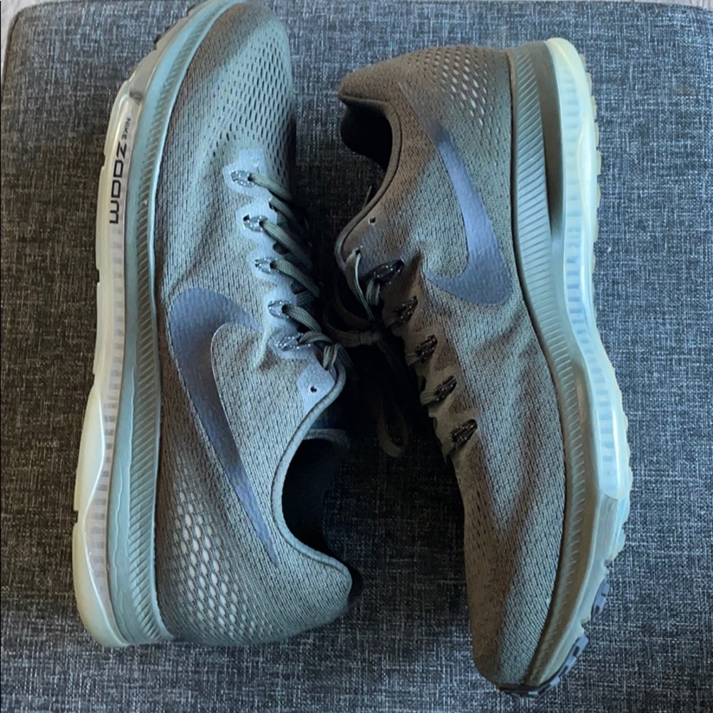 Nike Zoom All Out Pre-Owned